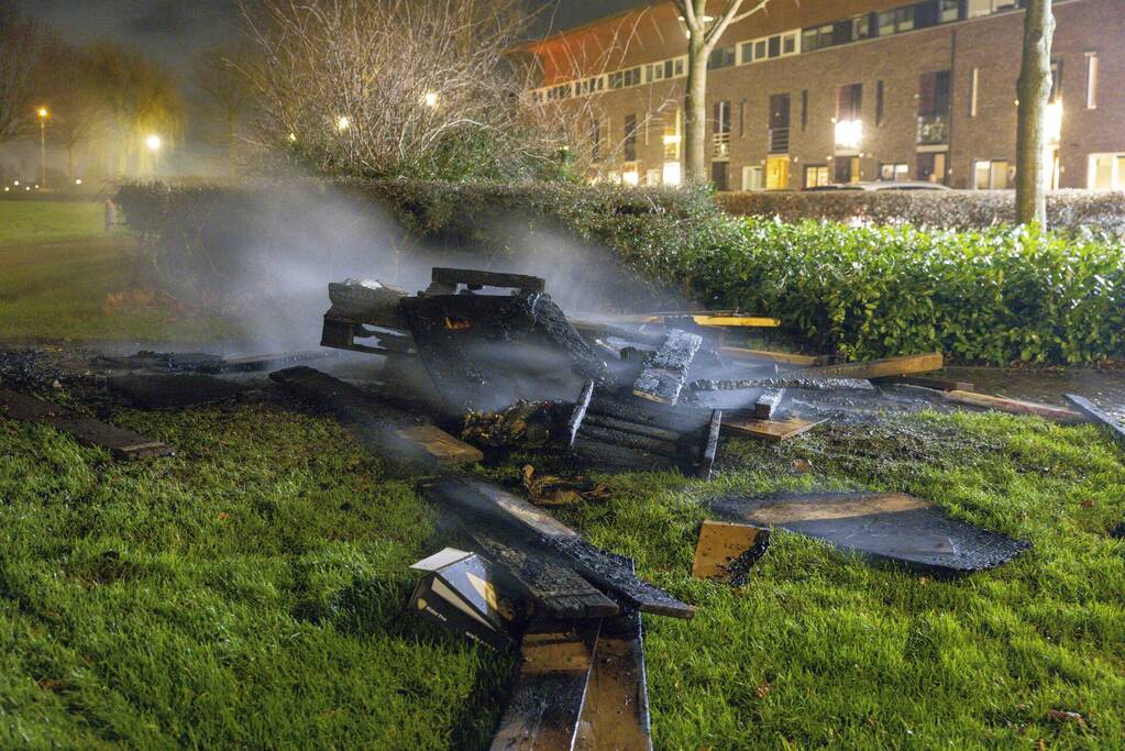 Bestelbus dumpt rotzooi en steekt het in brand