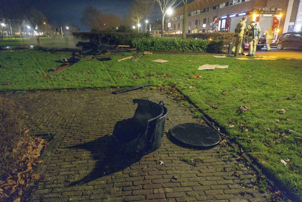 Bestelbus dumpt rotzooi en steekt het in brand