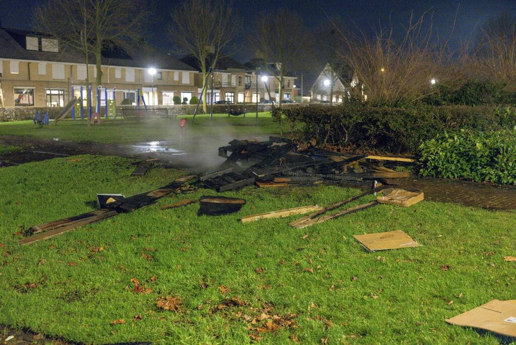 Bestelbus dumpt rotzooi en steekt het in brand