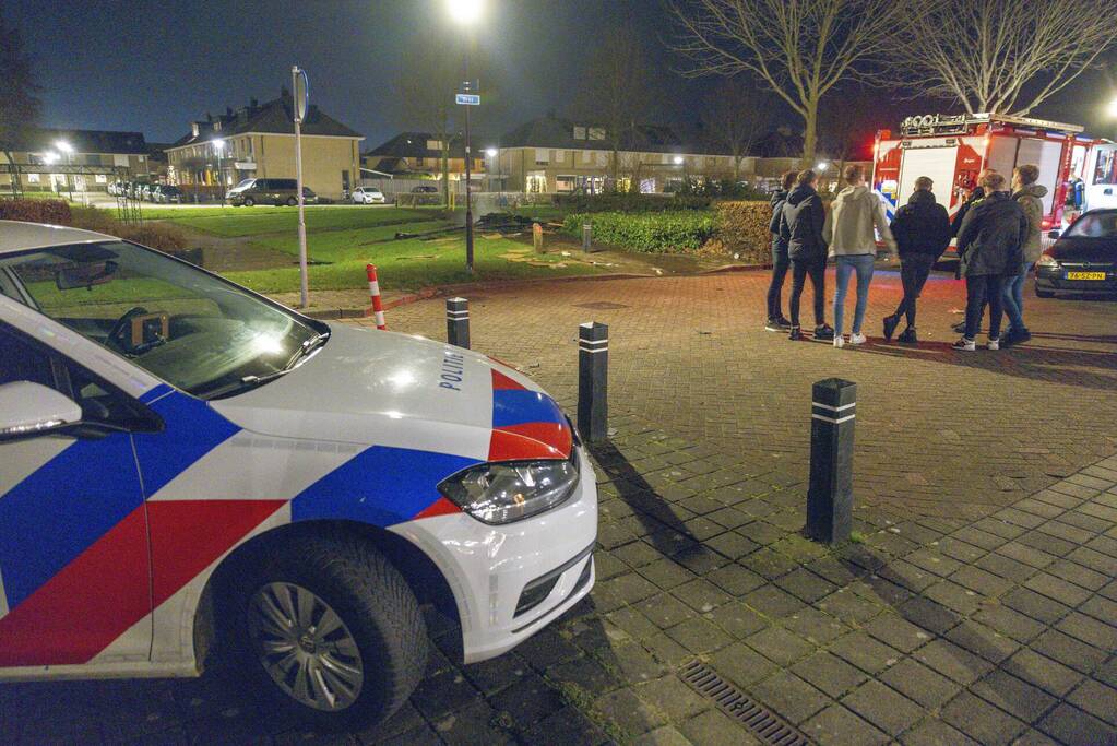 Bestelbus dumpt rotzooi en steekt het in brand