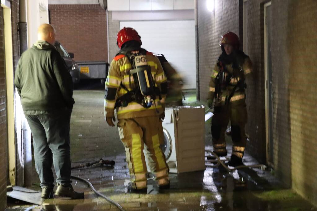Korte felle wasmachinebrand in bovenwoning