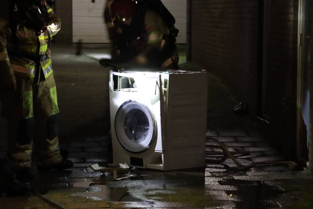 Korte felle wasmachinebrand in bovenwoning
