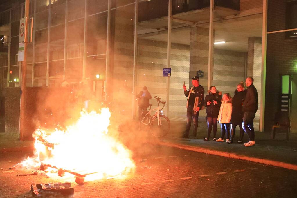 Meerdere pallets in brand gestoken