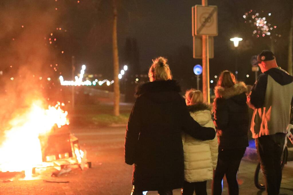 Meerdere pallets in brand gestoken