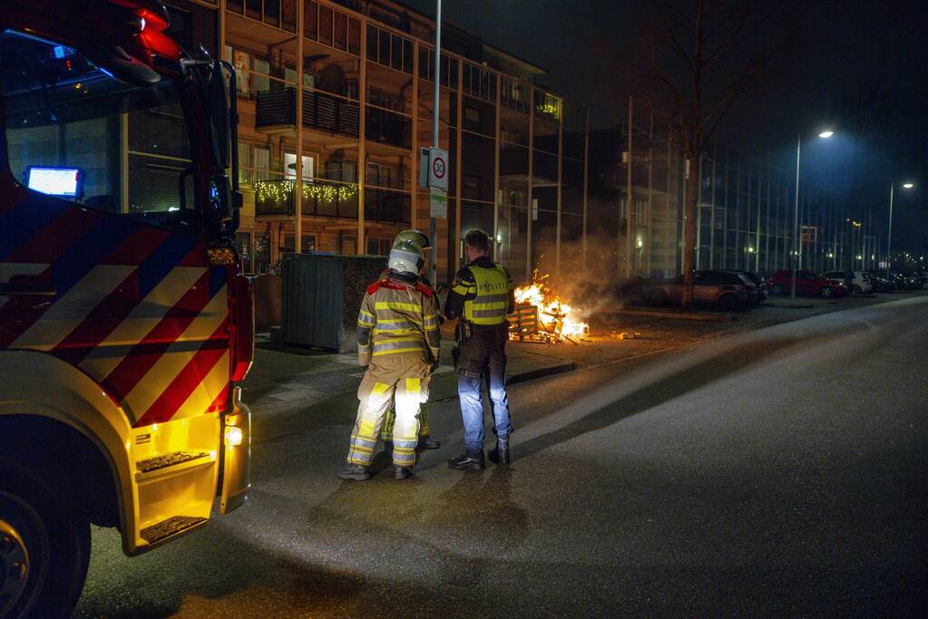 Meerdere pallets in brand gestoken