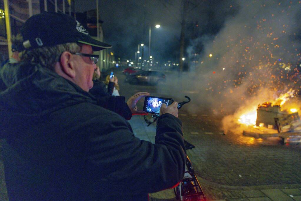 Meerdere pallets in brand gestoken