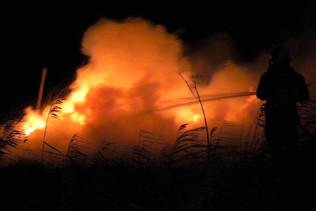 Grote stapel pallets in brand