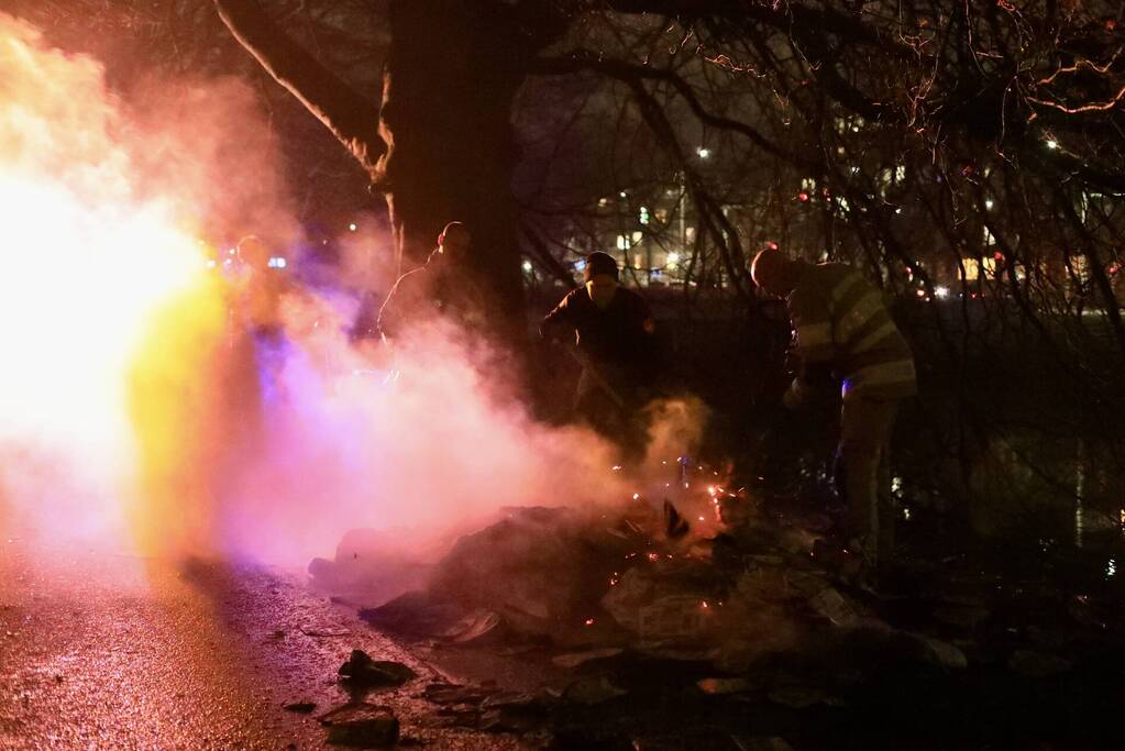 Gedumpte folders in brand gestoken