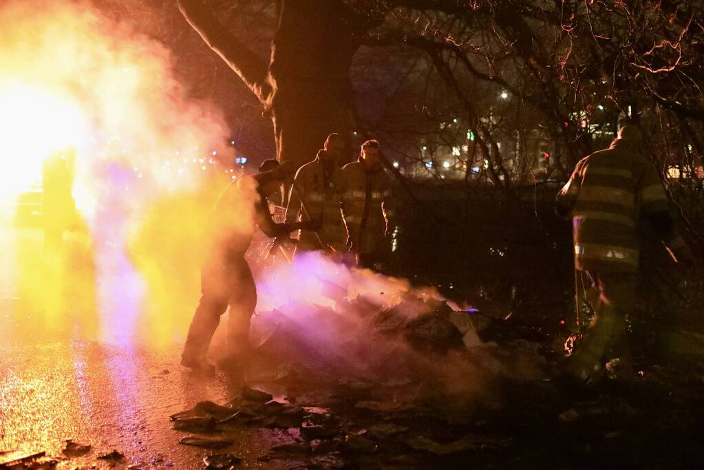 Gedumpte folders in brand gestoken