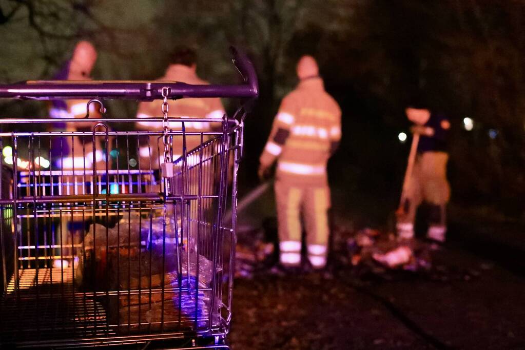 Gedumpte folders in brand gestoken