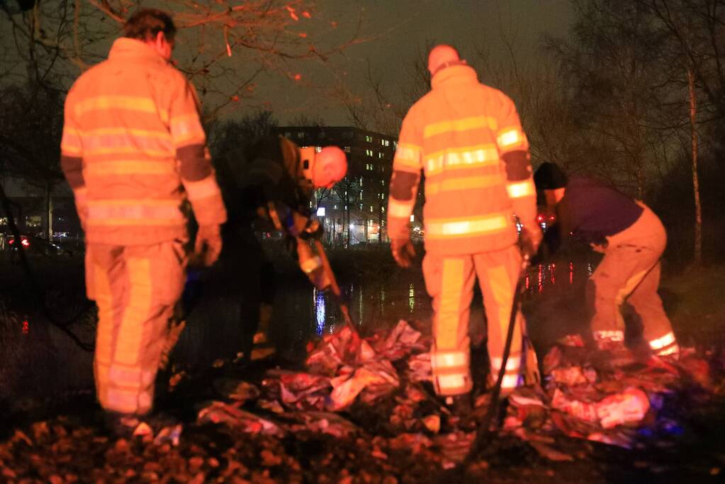 Gedumpte folders in brand gestoken