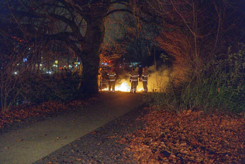 Gedumpte folders in brand gestoken