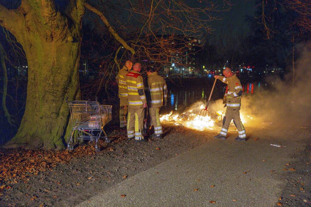 Gedumpte folders in brand gestoken