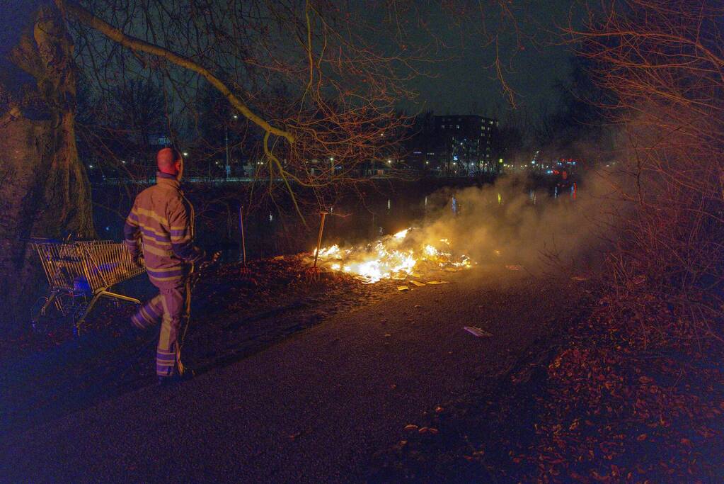 Gedumpte folders in brand gestoken