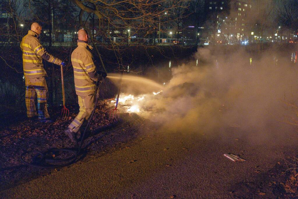 Gedumpte folders in brand gestoken
