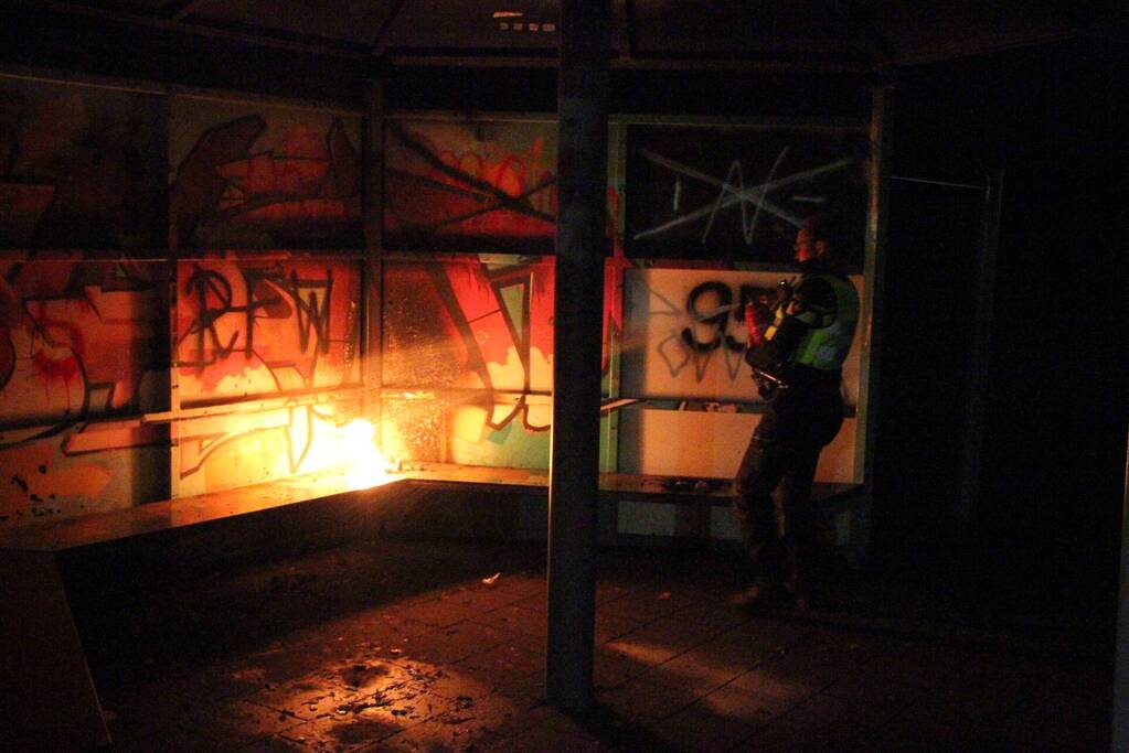 Spuitbus in brand in jeugdhonk