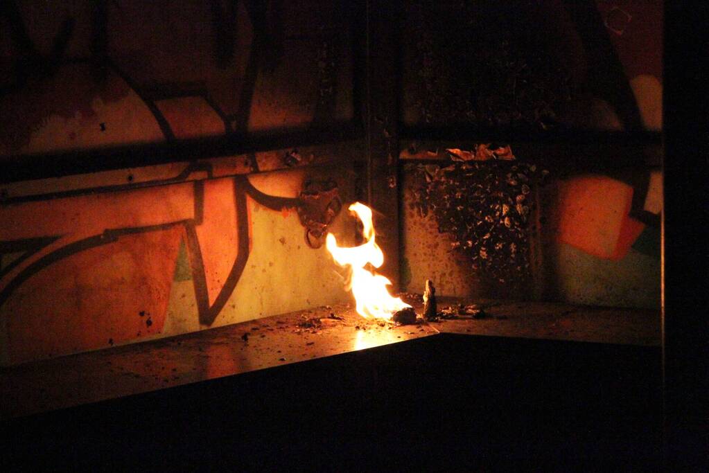 Spuitbus in brand in jeugdhonk