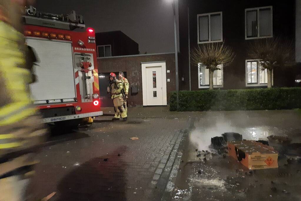 Brandweer blust smeulende vuurwerkresten
