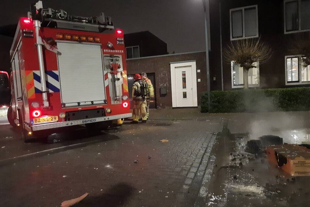 Brandweer blust smeulende vuurwerkresten