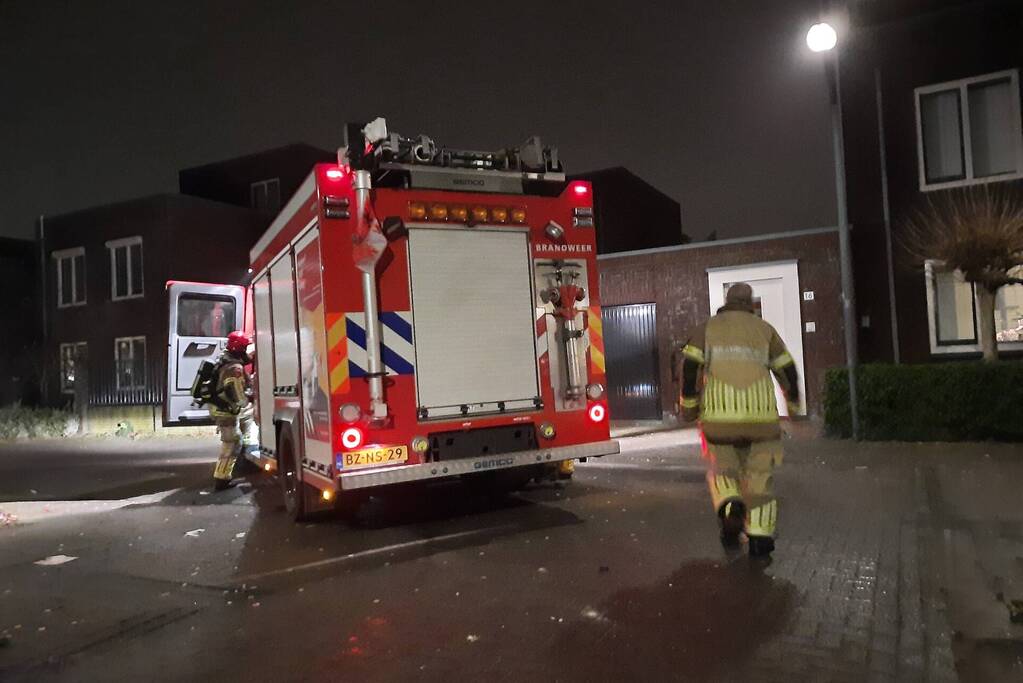 Brandweer blust smeulende vuurwerkresten