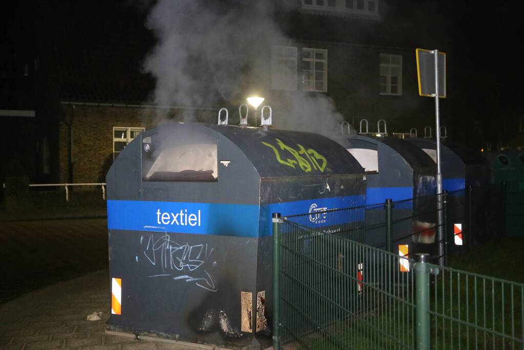 Container met kleding in brand