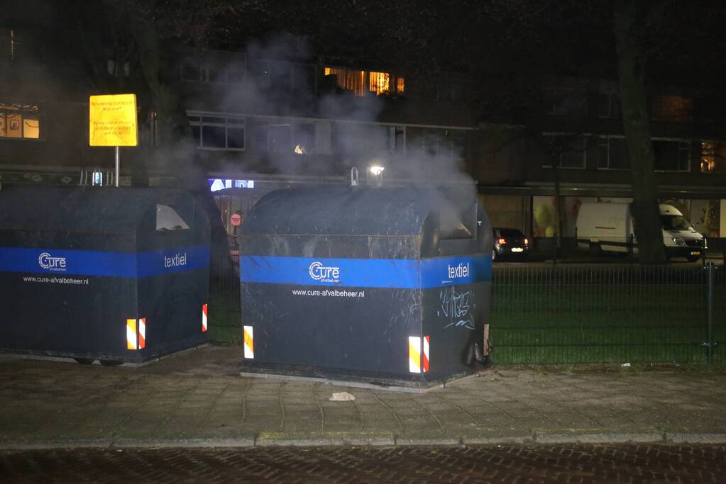 Container met kleding in brand