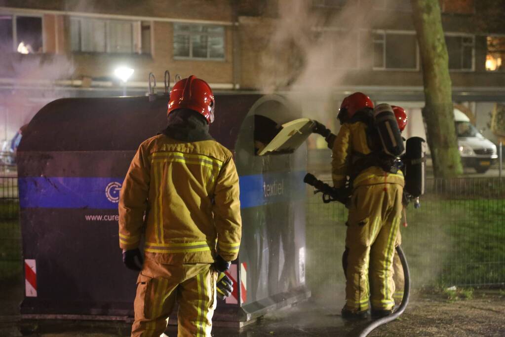 Container met kleding in brand