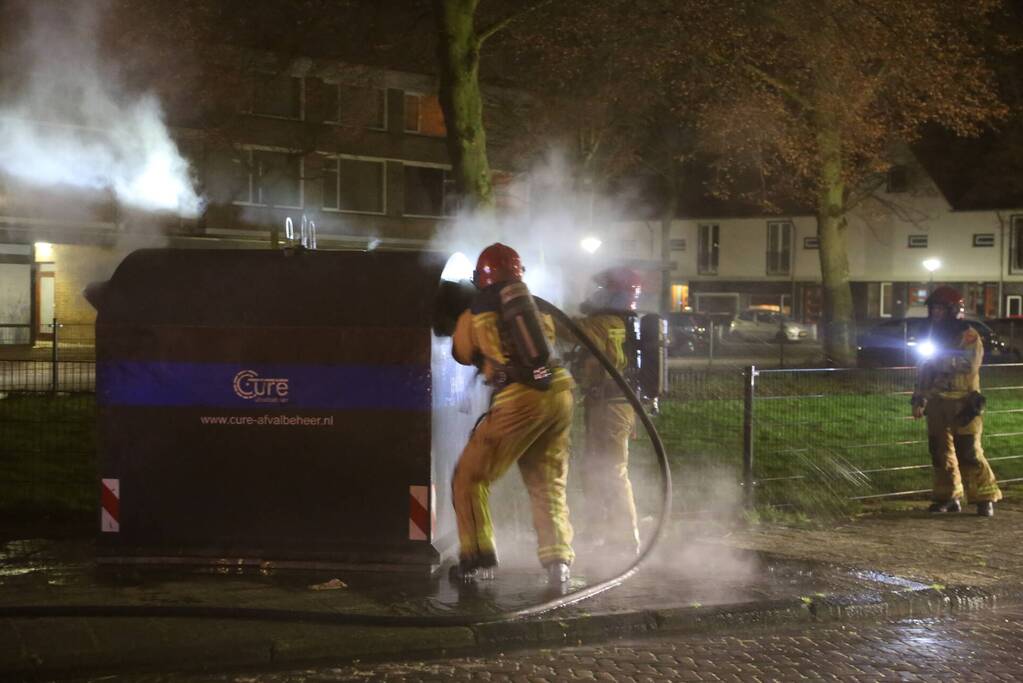Container met kleding in brand