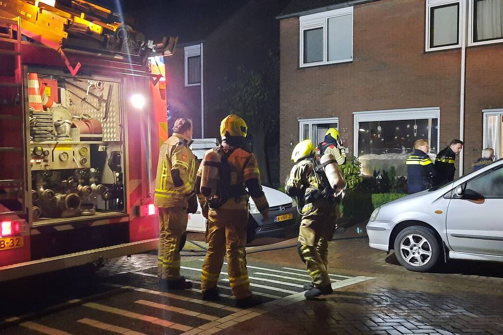 Uitslaande woningbrand blijkt schutting in brand