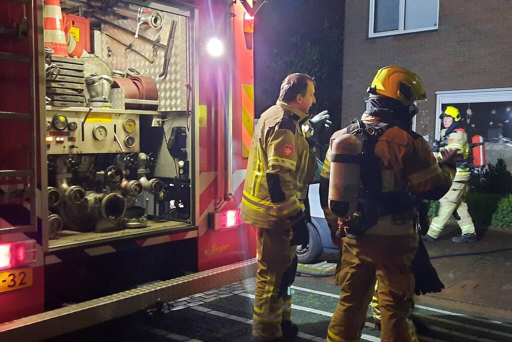 Uitslaande woningbrand blijkt schutting in brand
