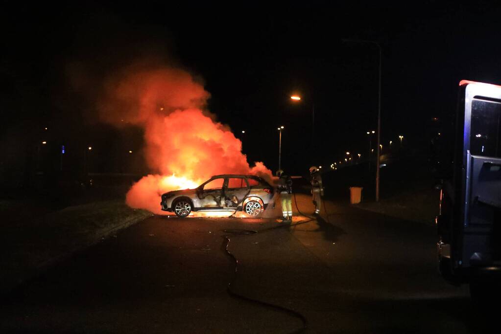 Twee geparkeerde auto's in vlammen op