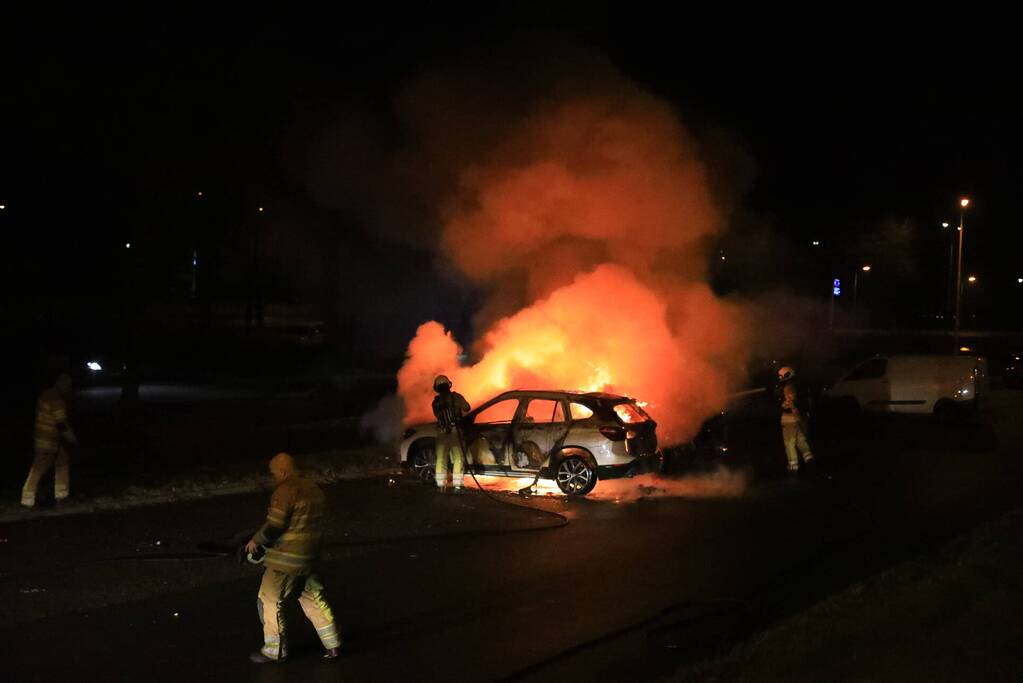 Twee geparkeerde auto's in vlammen op