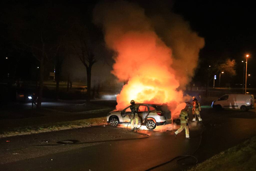 Twee geparkeerde auto's in vlammen op