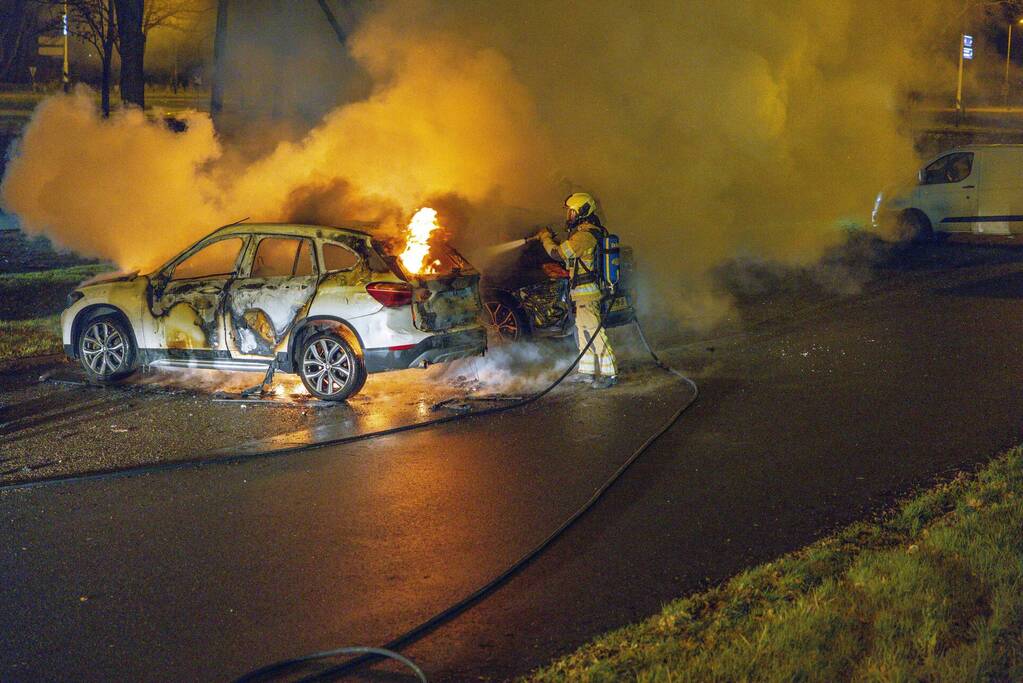 Twee geparkeerde auto's in vlammen op