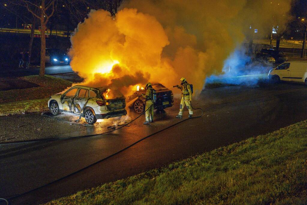 Twee geparkeerde auto's in vlammen op