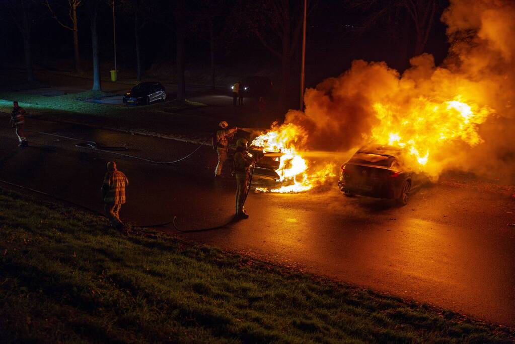 Twee geparkeerde auto's in vlammen op