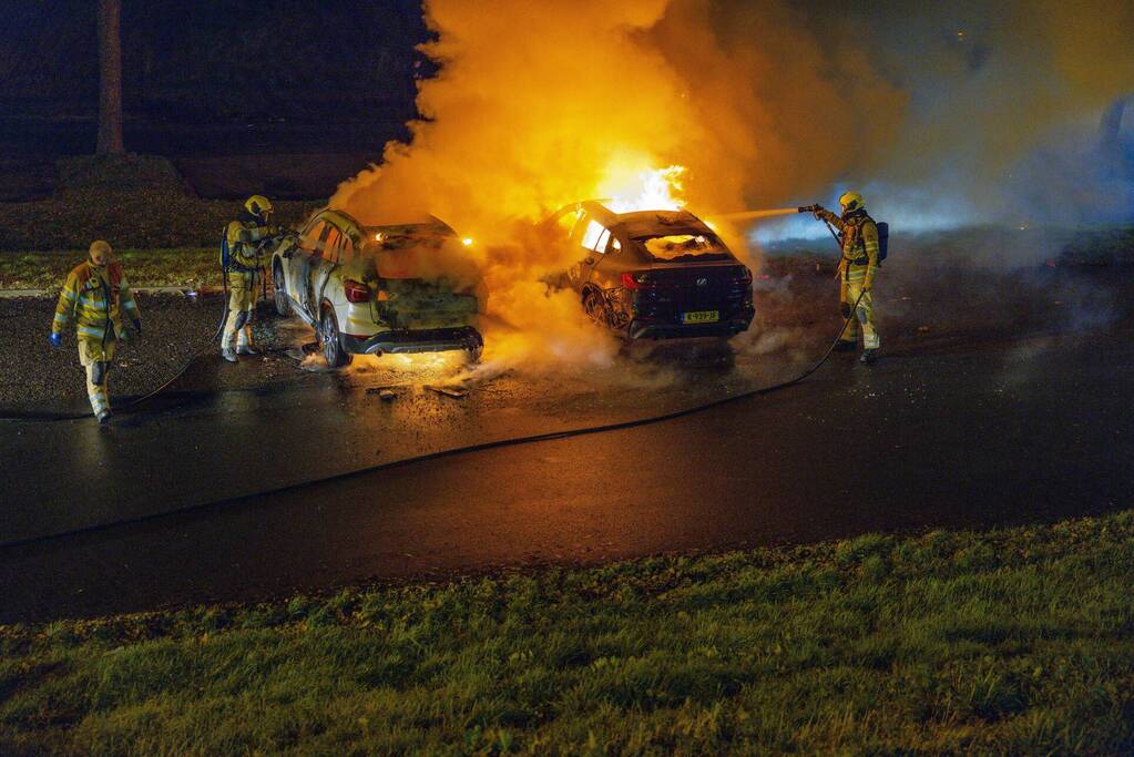 Twee geparkeerde auto's in vlammen op