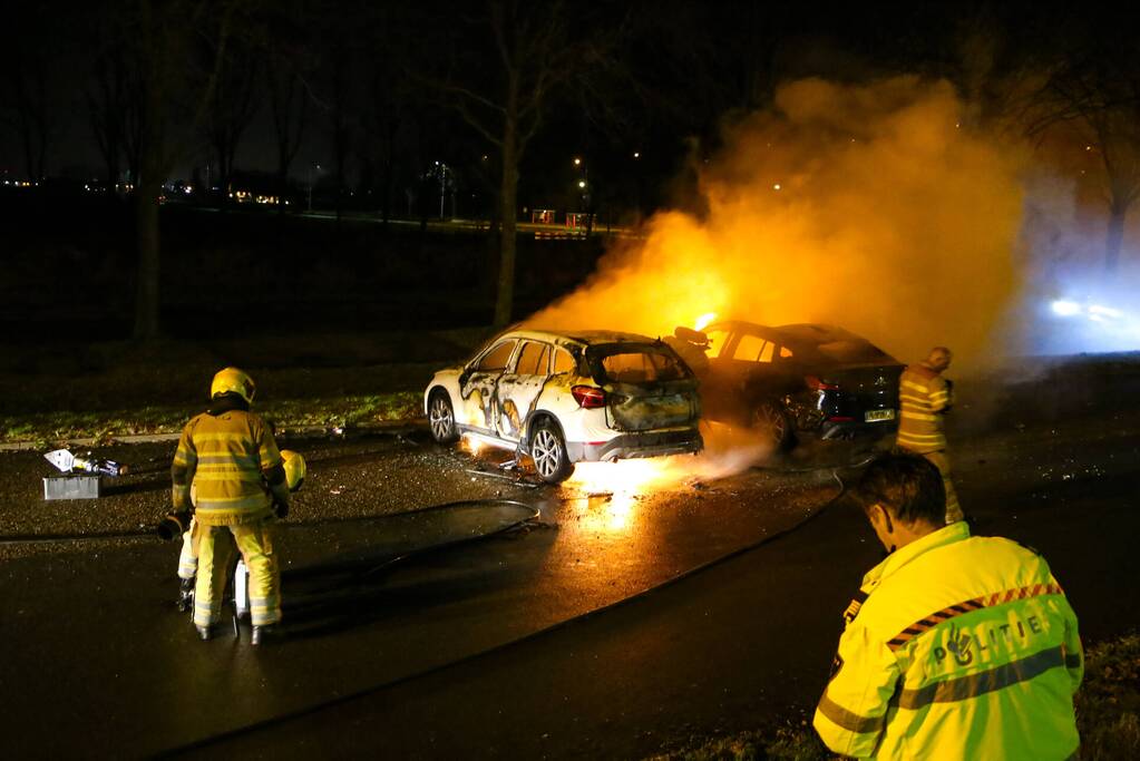 Twee geparkeerde auto's in vlammen op