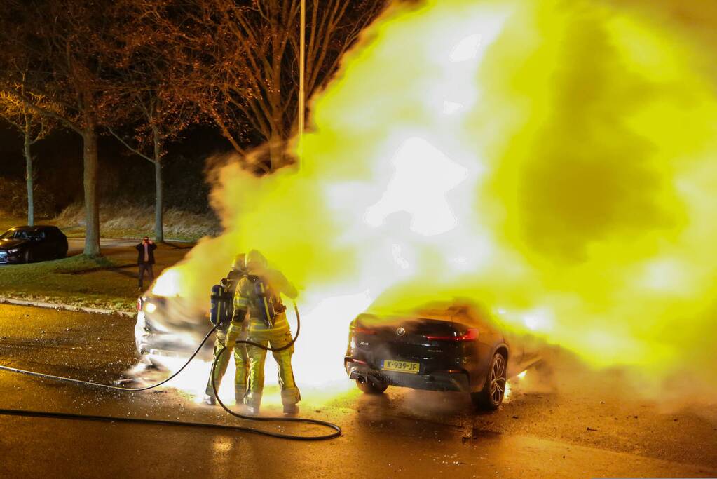 Twee geparkeerde auto's in vlammen op