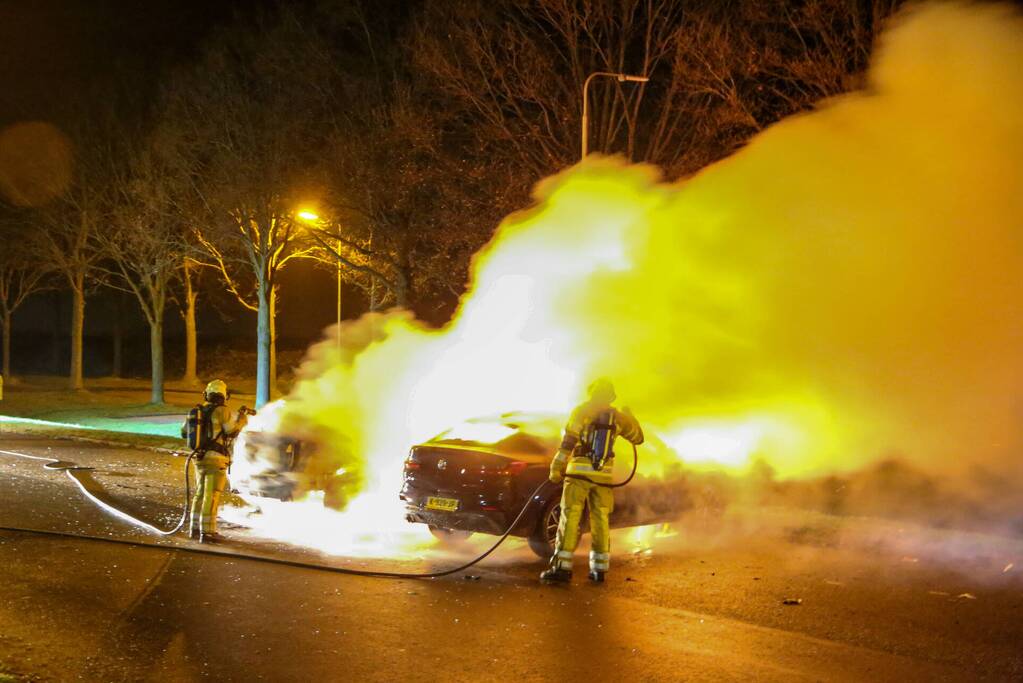 Twee geparkeerde auto's in vlammen op