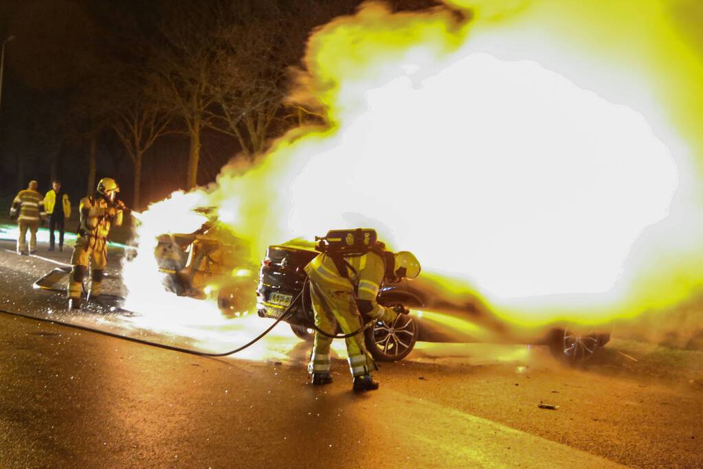 Twee geparkeerde auto's in vlammen op