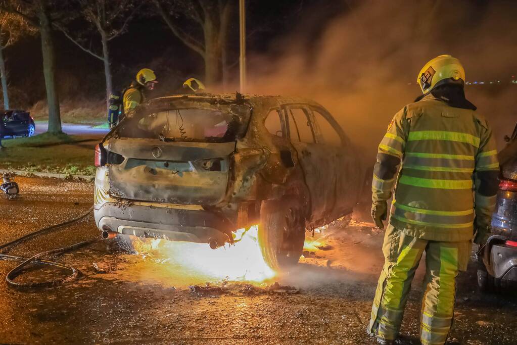 Twee geparkeerde auto's in vlammen op
