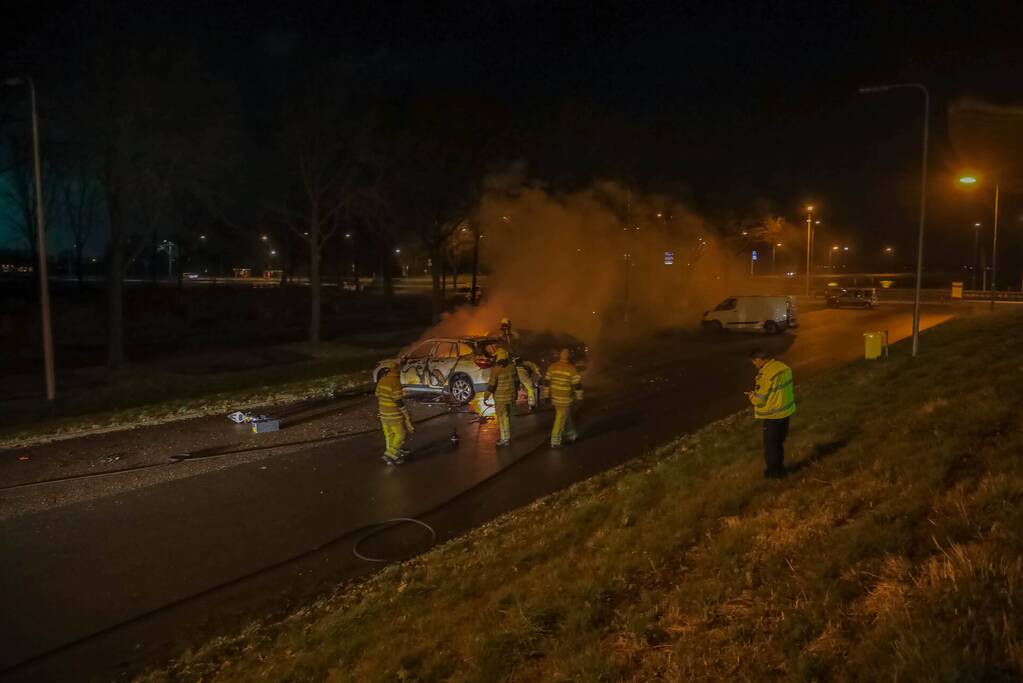 Twee geparkeerde auto's in vlammen op