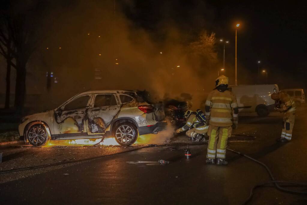 Twee geparkeerde auto's in vlammen op