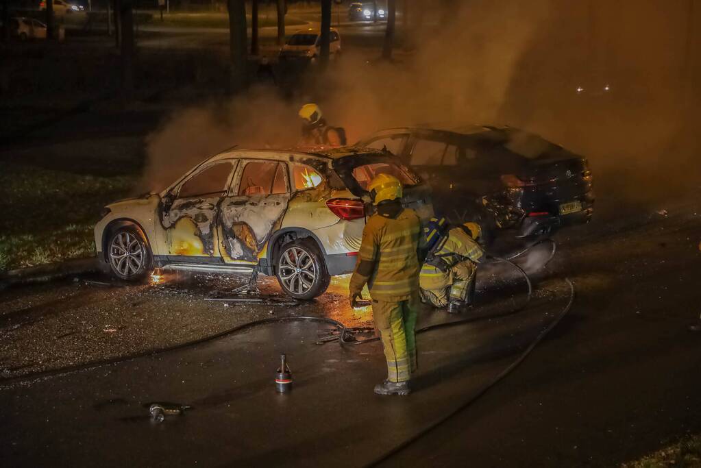 Twee geparkeerde auto's in vlammen op