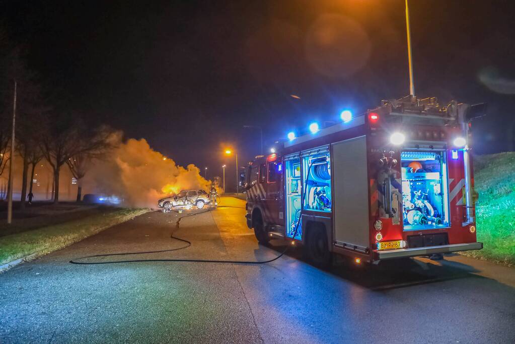 Twee geparkeerde auto's in vlammen op