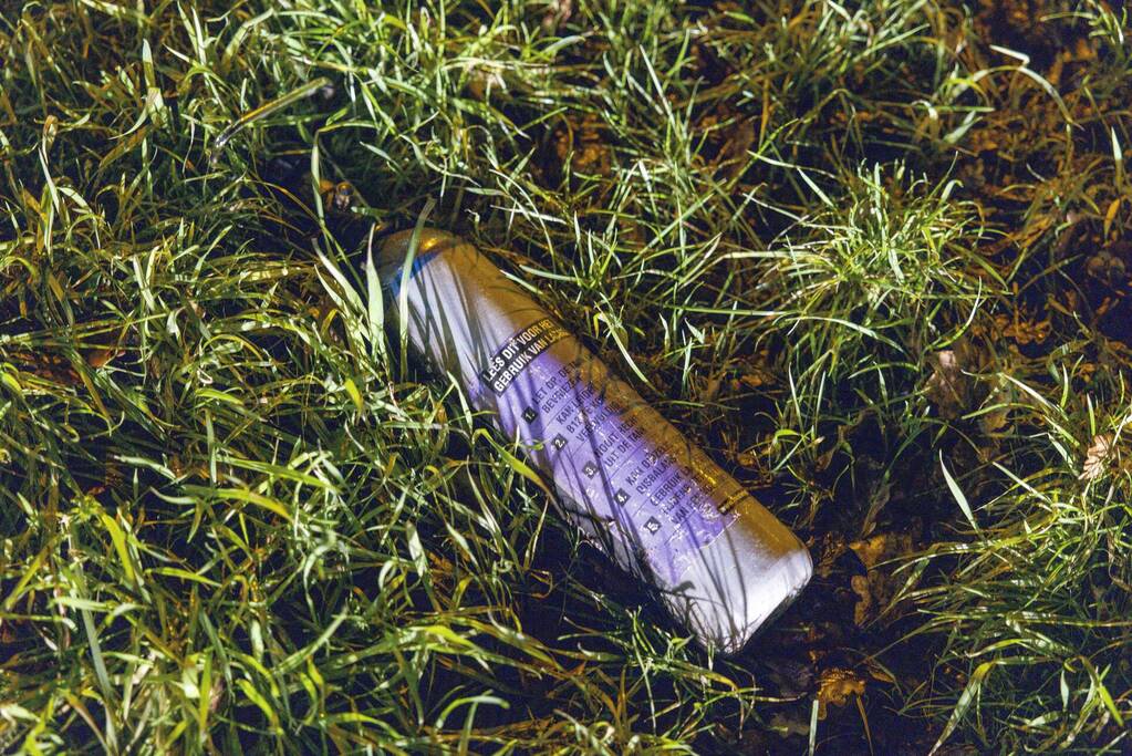 Twee geparkeerde auto's in vlammen op