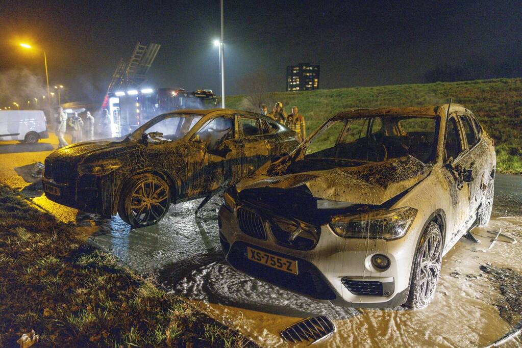 Twee geparkeerde auto's in vlammen op