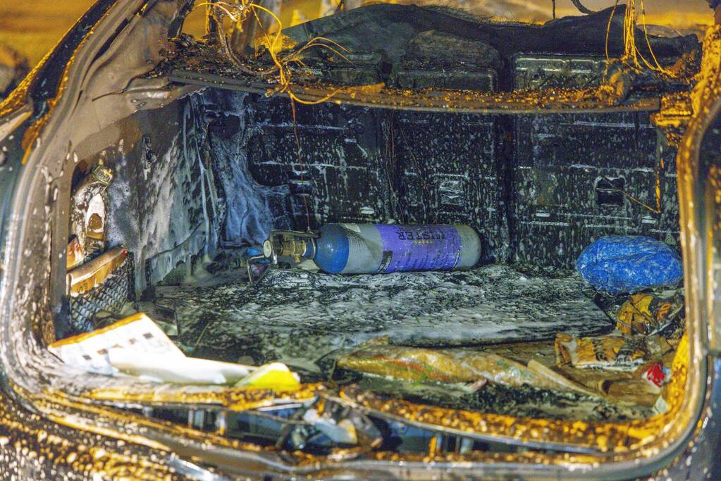 Twee geparkeerde auto's in vlammen op