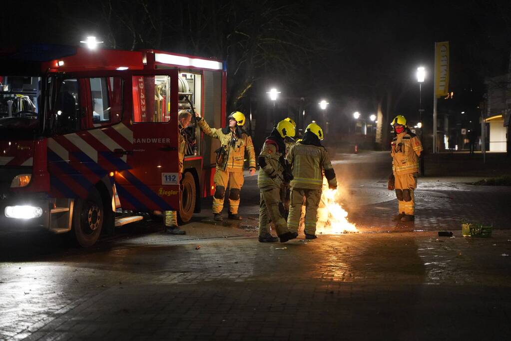 Spuitbus met WD40 in brand gestoken